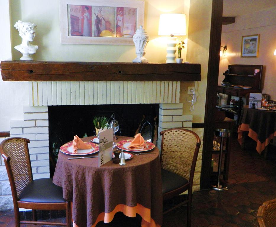 Hotel Restaurant Le Cygne Conches-en-Ouche Екстер'єр фото
