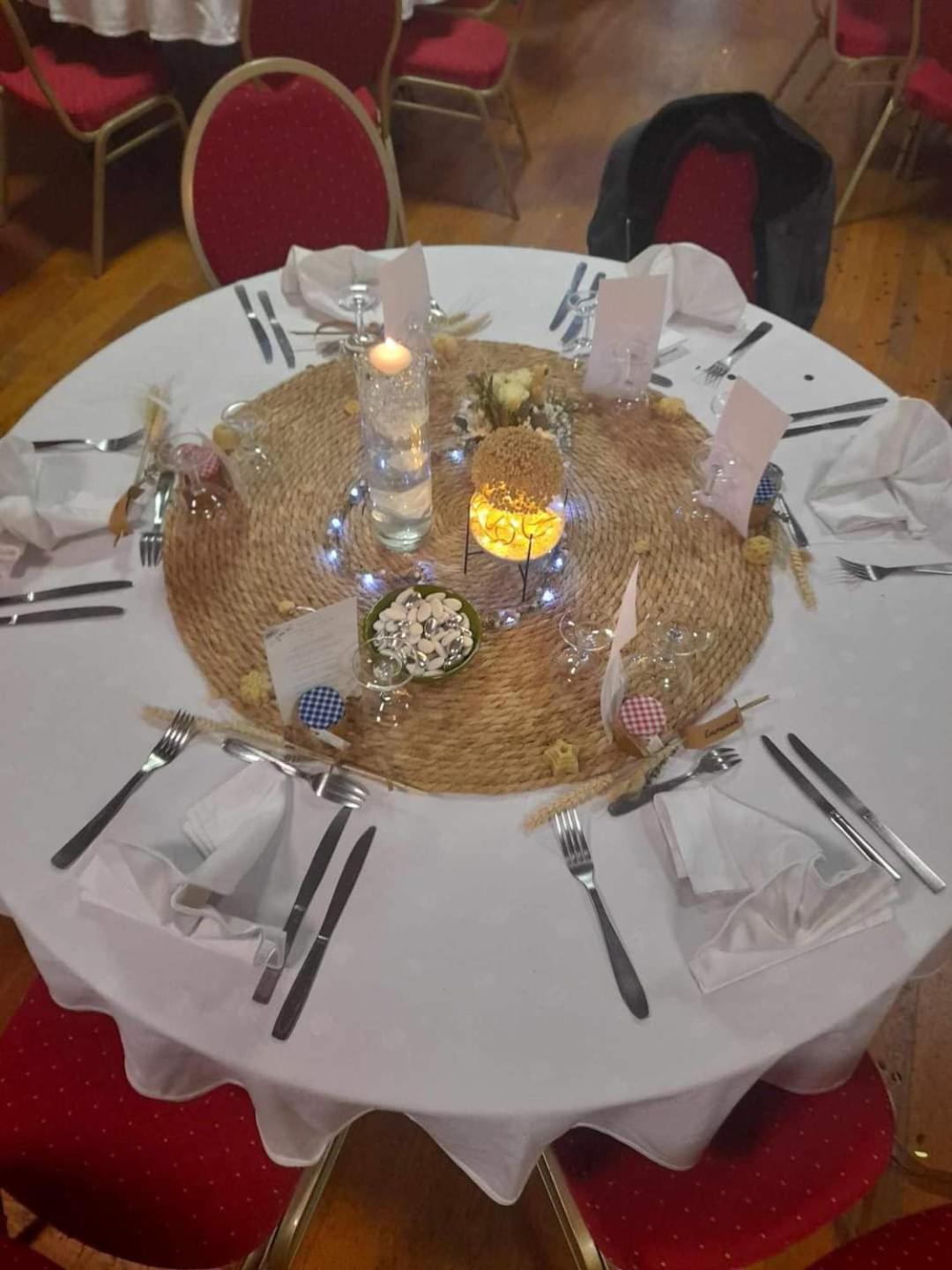 Hotel Restaurant Le Cygne Conches-en-Ouche Екстер'єр фото