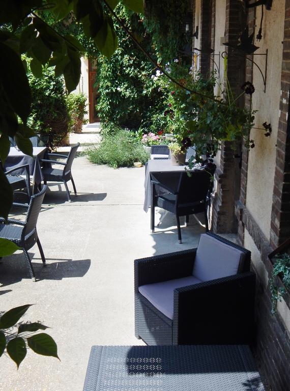 Hotel Restaurant Le Cygne Conches-en-Ouche Екстер'єр фото