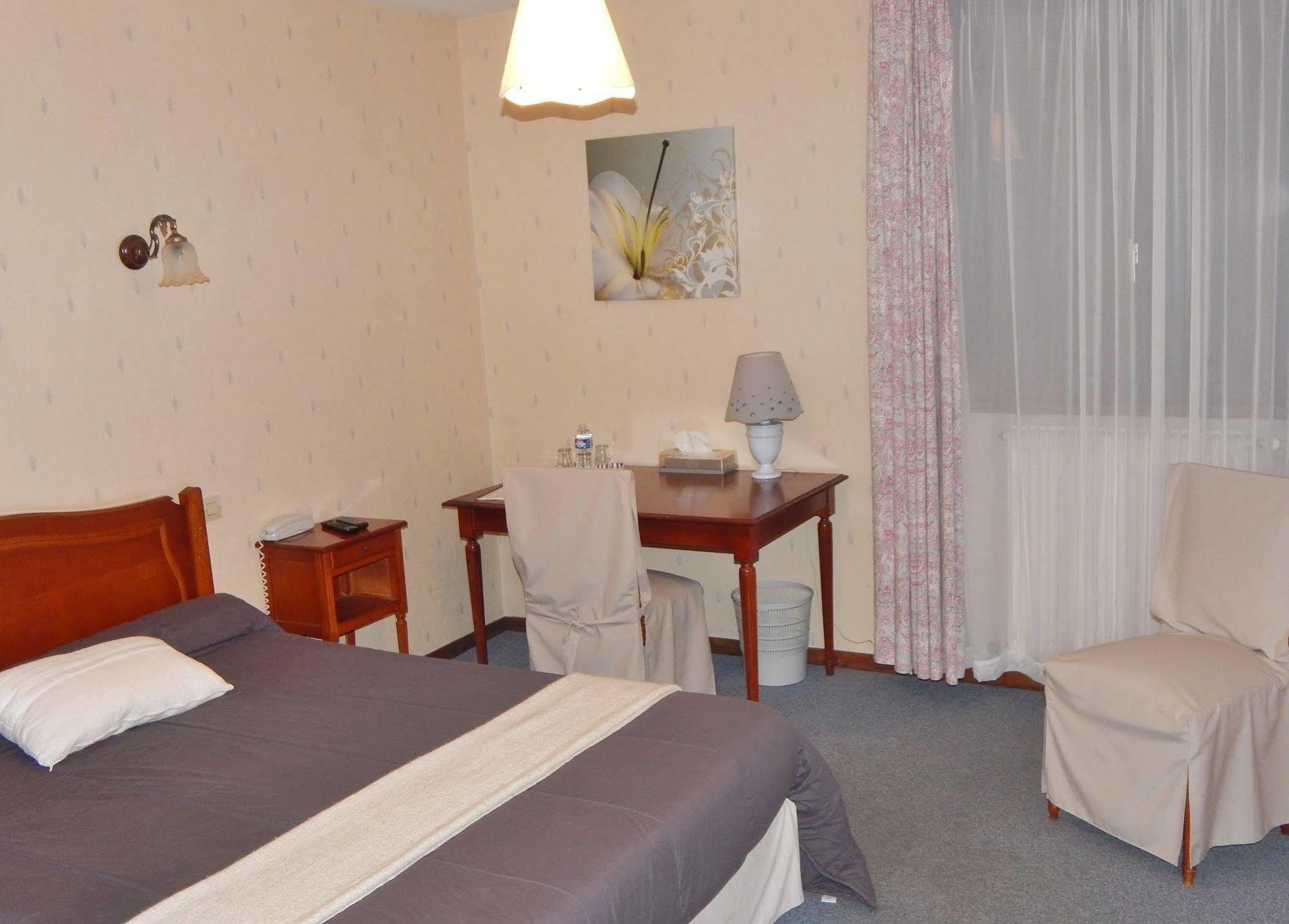 Hotel Restaurant Le Cygne Conches-en-Ouche Екстер'єр фото